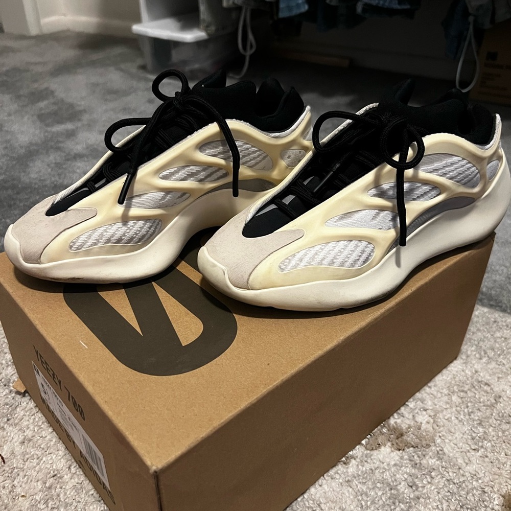 Yeezy 700 size 5 1/2